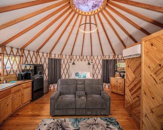 Peacock/River Yurt Village/Couples Yurt/Hot Tub/Close to Town! - Bandera - Living room