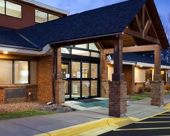 AmericInn by Wyndham Mora - Mora - Building