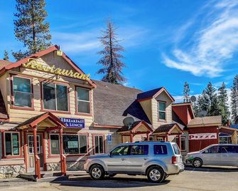 3BR Huntington Lake condo with mountain views, WiFi, 2 decks, private W/D - Lakeshore - Building