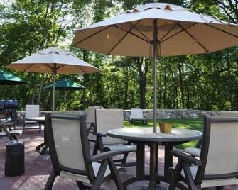 Crescent Suites Hotel - Waltham - Patio