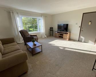 Comfortable 2 Bedroom Condo in Fort Madison, IA - Fort Madison - Living room