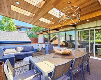 Downtown Kirkland Lakeview House and Guest Cottage - Kirkland - Patio