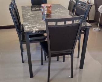 Remarkable 2-Bed House in Old Harbour - Old Harbour - Dining room
