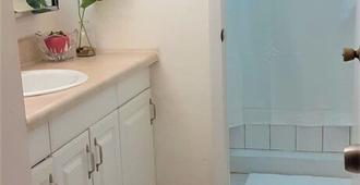 The Make It Happen Room - Dreams Come True! Central - Clean - Affordable - Miami - Bathroom