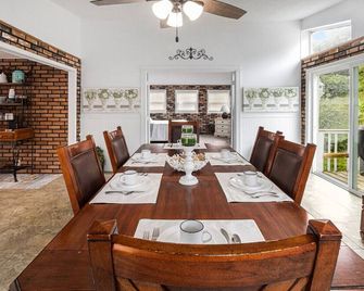 Pine Lake Cottage Cedar Springs, MI - Cedar Springs - Dining room