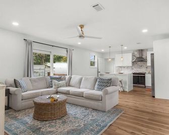 Charming 3-bedroom close to crystal clear natural springs in DeFuniak Springs FL - DeFuniak Springs - Sala de estar