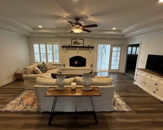Escape to Tranquility 125 Acre Property with Trails Lake Spacious House Fire Pit - Kingsland - Living room