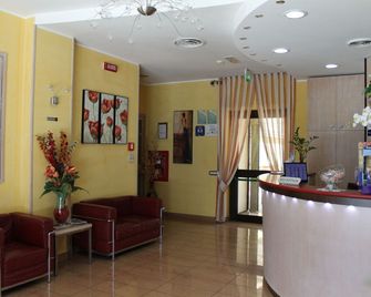 Hotel Cristal Eboli - Eboli - Recepción