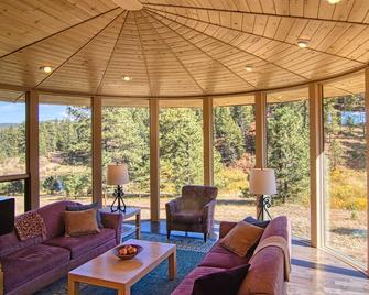 Private winter estate, 3 fire places, Artic hot tub, ice skate, toboggan on site - Woodland Park - Living room