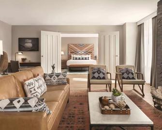 Oneida Hotel - Green Bay - Living room