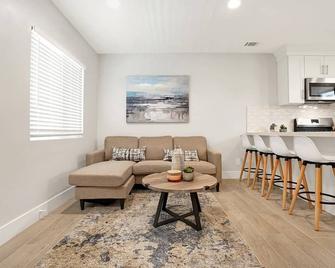 Gorgeous Designer Remodeled Home 5mi to Disney - Fullerton - Living room