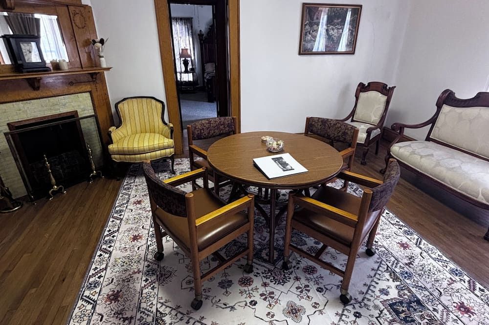 2-bedroom Victorian duplex in peaceful downtown Bluffton - Bluffton - Dining room