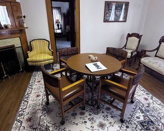 2-bedroom Victorian duplex in peaceful downtown Bluffton - Bluffton - Comedor