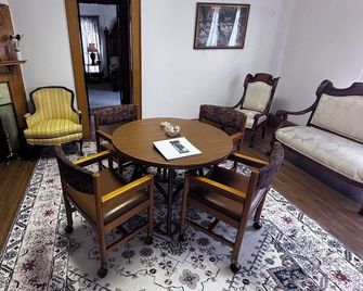2-bedroom Victorian duplex in peaceful downtown Bluffton - Bluffton - Dining room