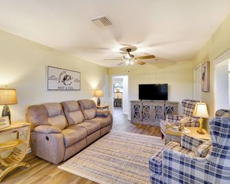 Lake Wales Vacation Rental with Direct Canal Access! - River Ranch - Living room