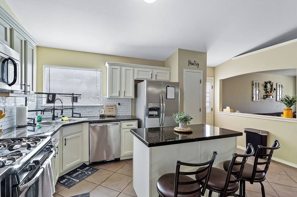 Cozy Farm House Home Located Near Main Freeways Super Host On Other Platforms - El Paso - Kitchen