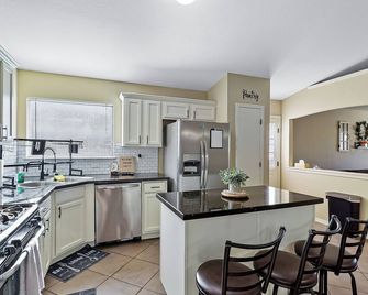 Cozy Farm House Home Located Near Main Freeways Super Host On Other Platforms - El Paso - Kitchen