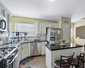Cozy Farm House Home Located Near Main Freeways Super Host On Other Platforms - El Paso - Kitchen