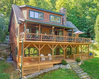 Lakefront 3 bedroom cabin sleeps 10, 8 minute drive to Gorges State Park - Lake Toxaway - Edificio