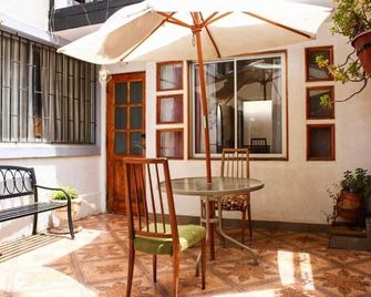 Hostal Entreorientes - Viña del Mar - Patio