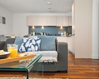 스펙타큘라 아파트먼트 발코니 뷰 인 시티 센터 - 맨체스터 - 거실
