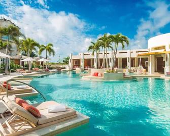 2BR | Ocean Front Suite w/ Living & Dining Area | Private Beach Access - Grace Bay - Zwembad