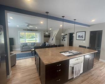 Charlevoix 4br Fully Remodeled Vacation House - Charlevoix - Kitchen