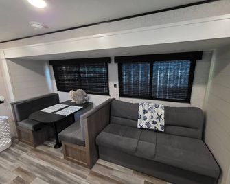 Stay at The Rusty Hooker a Cozy Camper in Perry Fl - Perry - Obývací pokoj