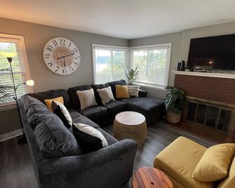 Right on the River! walking to town/artpark/docks - Lewiston - Living room
