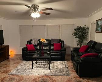 Entire Beautiful Grove Home - North Chicago - Living room
