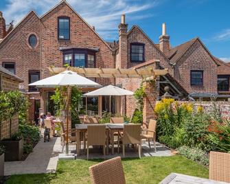 One Holyrood Hotel & Cafe - Newport - Innenhof