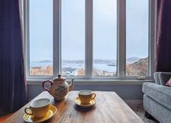 On the Rocks Overlooking the Sea - Twillingate - Dining room