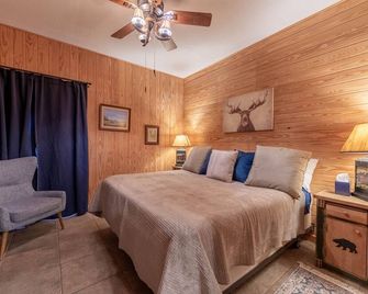Welcome to Grizzly Acres! Far out; close by! Secluded barndo/house near Austin! - Liberty Hill - Bedroom