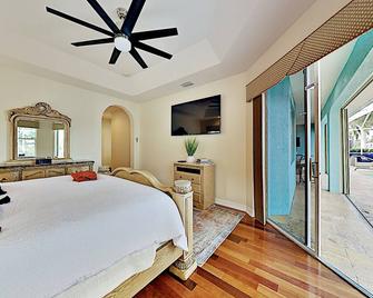 Villa Lago Vista - Waterfront Gem w/ Gulf Access - Matlacha - Bedroom