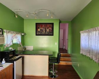 Beautiful & Convenient 1 Bedroom/living Room With Free Parking!! - Honolulu