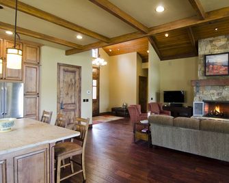 Creekside Lodge with Access to Exclusive Golf - La Pine - Living room