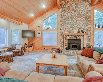 Forest View Home w/ Partially Covered Deck - Great for Anglers, Boaters & Skiers - Shaver Lake - Living room