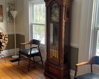 Charming 1840s 4-bedroom house with AC and WiFi in marvelous Upper Saddle River - Upper Saddle River - Living room