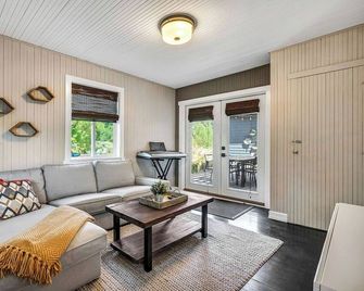 New Listing! Designer Sonoma Farmhouse with Pool 31+ night stay - Sonoma - Huiskamer