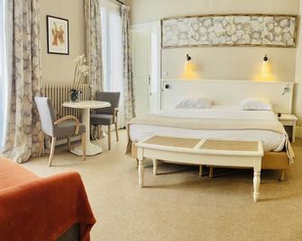 Hotel Le Central - Trouville-sur-Mer - Schlafzimmer