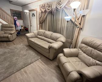 Mark twain Great for small gatherings 5-bedroom house with WiFi 420 friendly - Detroit - Sala de estar