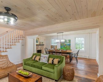 Renovated Farmhouse 1mile from the Beaver Stadium - State College - Living room