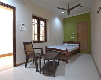 Jaya Bharathi Lodge - Kuzhithurai - Bedroom