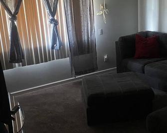 Lovely 2 Bedroom - Merrillville - Living room