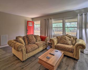 Brevard Outdoor Retreat at Connestee Falls - Brevard - Living room