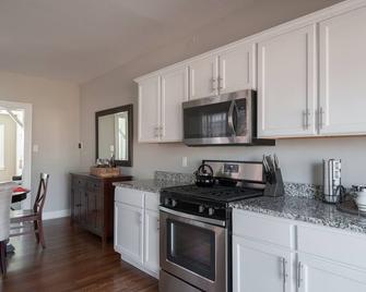 ☆ Hot Tub ☆ New Renovated ☆ Massage Shower ☆Yard☆ - St. Louis - Kitchen