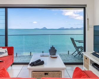 Lanimer Spectacular Waterfront - Soldiers Point - Wohnzimmer