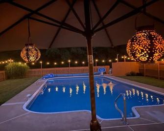 5 Min to PSU, Pool & Patio, plenty of room for the whole fam! - State College - Pool