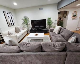 Stylish Ranch with Gorgeous Swimming Pool & Piano - Los Angeles - Living room