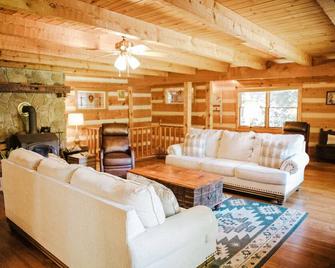 Real Log Cabin + 34 acres + Creek + Barn + Easy Access + Nantahala Forest! - Andrews - Sala de estar